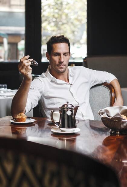 Gonzalo toma clases de boxeo tres veces por semana en su casa con un profesor particular. Apasionado de los deportes, asegura que en algún momento le ofrecieron dedicarse al golf de manera profesional