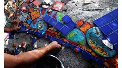 Gonzalo trabajando en un mosaico