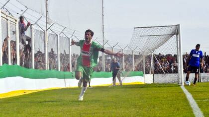 Gonzalo Urquijo, goleador de Agropecuario, celebra su tanto, el primero sobre Gimnasia y Tiro