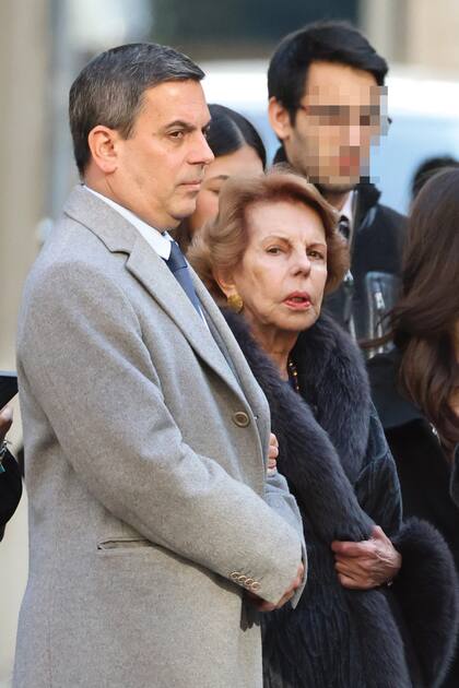 Gonzalo Vargas Llosa, el segundo hijo de Mario, junto a su madre, Patricia, separada del Nobel desde 2015.