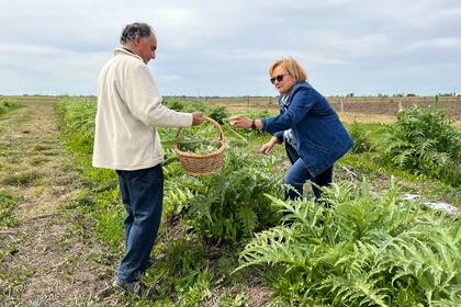 Gonzalo Villena en su cultivo junto a la reconocida Dolli Irigoyen.