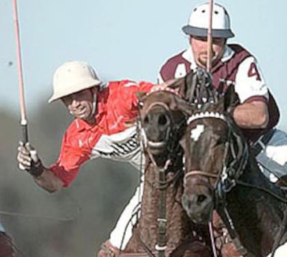 Gonzalo y el Ruso Heguy en plena puja por la posición. "De todos los accidentes de la familia, y sacando al de Pedro porque tuvo un final feliz, el que más me impactó fue el de Gonzalo. Estaba en su mejor momento, era joven, había sido padre"