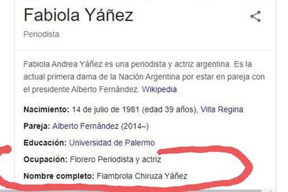 El 12 de noviembre pasado, en el panel de conocimiento, el nombre completo de la primera dama Fabila Yañez aparecía como "Fiambrola Chiruza Yáñez" y, como ocupación "florero, periodista y actriz"