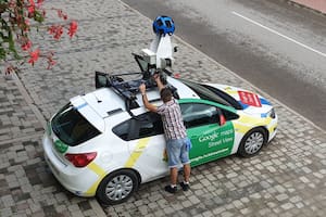 Estaba desnudo en su jardín, pasó el auto de Google y lo inmortalizó en Street View; deberán indemnizarlo
