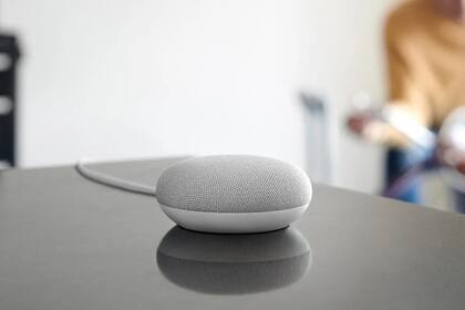 Google Home Mini es el más económico de los tres parlantes que vende Google: 39 dólares en EE.UU.