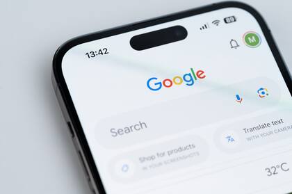 Google le paga a Apple casi US$ 20.000 millones cada año para ser el buscador predefinido en el iPhone; también le hace pagos similares a Samsung y otras compañías, por un total de US$ 26.000 millones