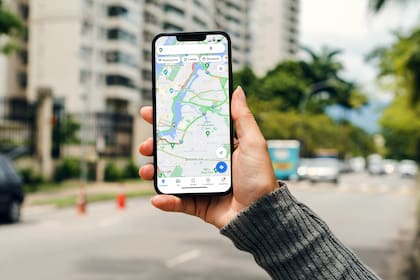Google Maps te deja guardar la ubicación en tiempo real del auto y posteriormente puede indicar cómo volver al vehículo