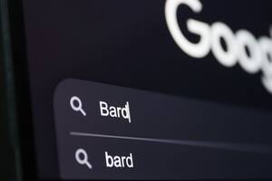 Google presentó a su nuevo chatbot de inteligencia artificial llamado Bard.