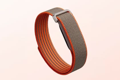 Google presentó la pulsera deportiva Fitbit Air, que no tiene pantalla integrada para evitar distracciones; mide la actividad física, las pulsaciones, la oxigenación en sangre y la calidad del sueño, entre otras cosas