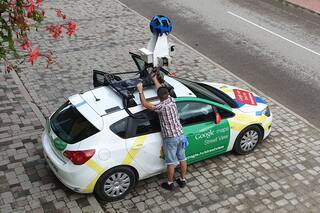 Cómo inmortaliza a seres queridos fallecidos con sus imágenes callejeras