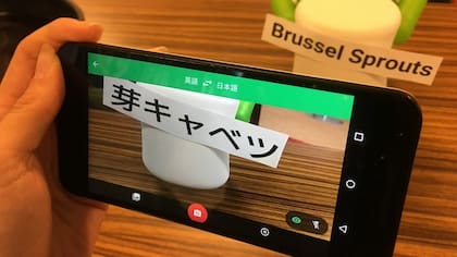 Google Translate puede traducir en tiempo real del japonés al ingles, y viceversa, mediante el uso de la cámara del teléfono móvil