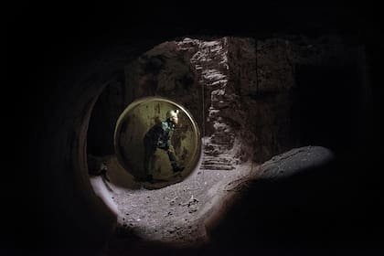 Goran Dakovic, un minero de Yugoslavia, busca cualquier rastro de ópalo en la pared. Desde 1915, Coober Pedy en Australia ha sido explotado para la extracción de ópalo, una piedra preciosa valorada en millones de dólares (2016)
