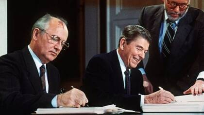 Gorbachov con Reagan protagonizaron un inédito encuentro entre las potencias enfrentadas por la Guerra Fría