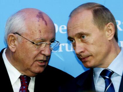 Gorbachov junto a Vladimir Putin