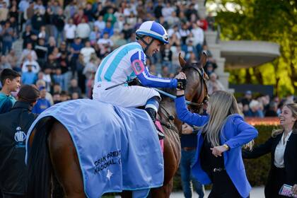 Gordianus, con Cristian Velázquez, se adjudicó el Gran Premio Nacional (G1), en Palermo, y lo festeja con sus afectos y parte del equipo que se acerca
