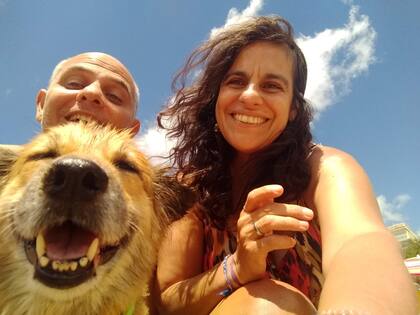 Gordila conoció la playa. No le gusta meterse al mar pero disfruta del viento, el sol y la arena.