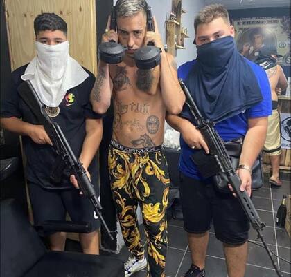 "Gordo Samu" (a la derecha) posó en 2021 con el trapero Zamaray, con armas. A la izquierda, Luciano "Lucho" Cantero, uno de los hijos de Claudio “Pájaro” Cantero