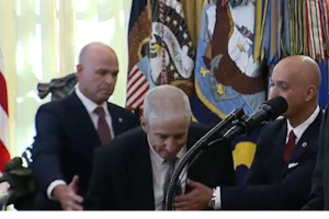 Un ejecutivo de la industria farmacéutica se desmayó en plena conferencia de Trump