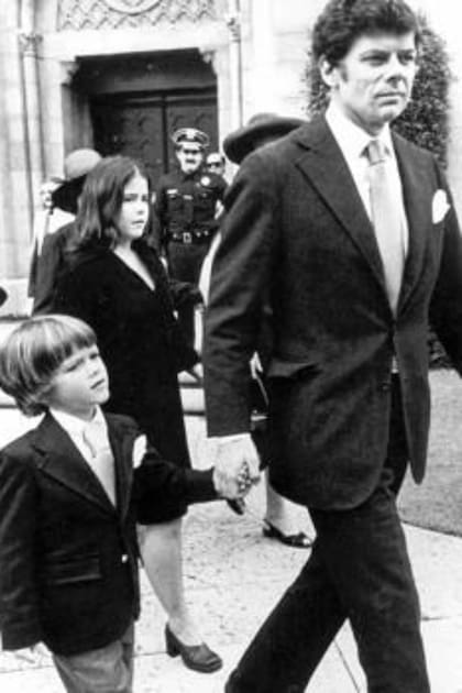 Gordon Getty lleva de la mano al pequeño Andrew a la salida de la ceremonia en el funeral de John Paul Getty I