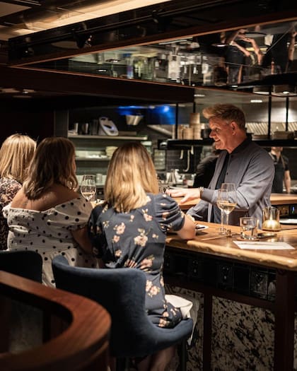 Gordon Ramsay posee más de 30 restaurantes y bares alrededor del mundo, por los que ha recibido 17 estrellas Michelin que premian la calidad y el servicio