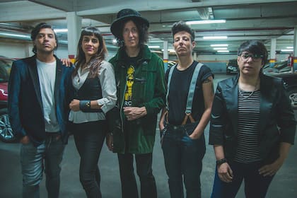 Gordon Raphael con The Wild Cards, la banda de músicos que lo acompaña en su gira regional