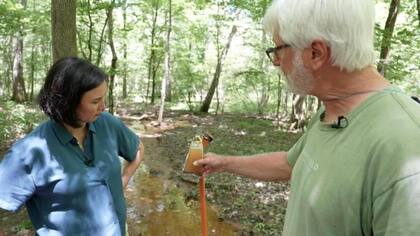 Gordon Rogers toma periódicamente muestras de agua para monitorear el estado del río Flint en Georgia