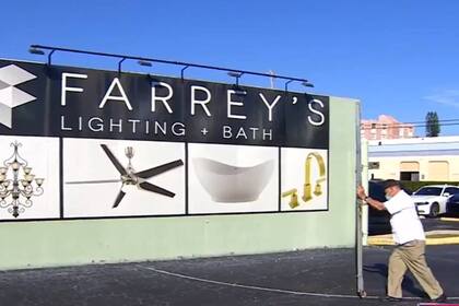 Gordon Smith abre cada mañana a las 7.30 la tienda Farrey's y asegura que ama su trabajo