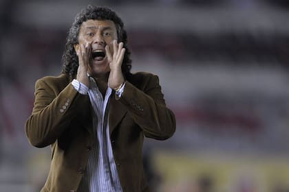 Una extensa carrera como DT que empezó en 2002, en Nueva Chicago; “Hay mucho verso, parece que al fútbol le gusta que le mientan”, se queja hoy Pipo, a sus 60 años