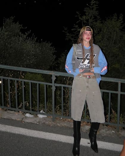 Gorra, trenzas, buzo, bermuda de jean y botas negras: el look que eligió Tini que descolocó a sus fans