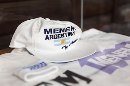 Gorras, remeras y muñequeras: parte del merchandising de Menem.