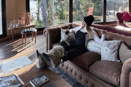 Gorro de lana Chanel,
mono Prada y botas
con piel de Sarkany, la
conductora posa en el
living de la recepción
del hotel Calfuco,
un 5 estrellas con
impresionantes vistas al
Nahuel Huapi.
