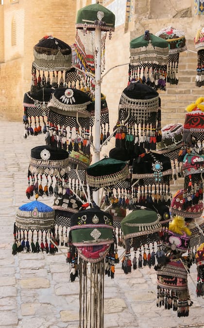 Gorros, souvenir típico en Uzbekistán. Estos gorros los usan las mujeres para bailar. En el de abajo, las tiras largas con peso en el extremo sirven para acompañar el movimiento de la cabeza de la bailarina en la danza.