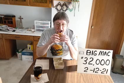 Gorske tiene 70 años y ama las hamburguesas (Foto Facebook Donald Gorske)