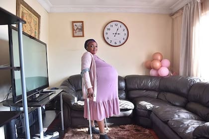 Gosiame Sithole, en su casa, antes del parto, que no fue en la clínica donde ella asegura que fue