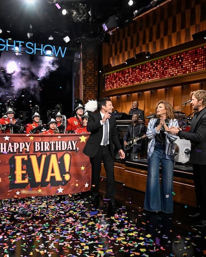 Gosling organizó para que le cantaran el "Feliz cumpleaños" a su esposa en televisión (Foto: Instagram @fallontonightbts / @toddowyoung)