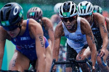 Gotas de lluvia caen mientras Romina Biagioli, de Argentina, monta en bicicleta durante el triatlón individual femenino en los Juegos Olímpicos de Verano de 2020, el martes 27 de julio de 2021 en Tokio.