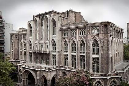 Gótico. Imponente e inconcluso, el edificio de la Facultad de Ingeniería , en la avenida Las Heras, está poblado de supersticiones