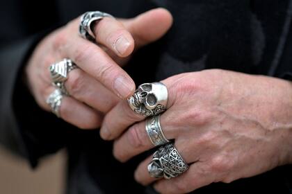 El artista usa anillos en casi todos sus dedos