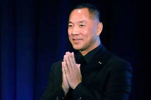 Gou Wengui en una conferencia de prensa con Steve Bannon en Nueva York