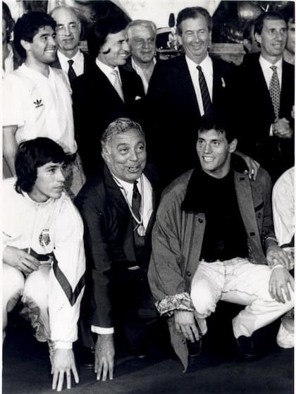 Goycochea en la Casa Rosada después del Mundial de Italia 90; arriba Maradona, Carlos Saúl Menem, Julio Grondona y Carlos Bilardo; abajo, Basualdo, Echeverría y el héroe de los penales