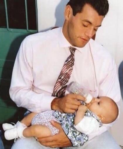 Sergio le da la mamadera a Paloma su hija, en 1994.