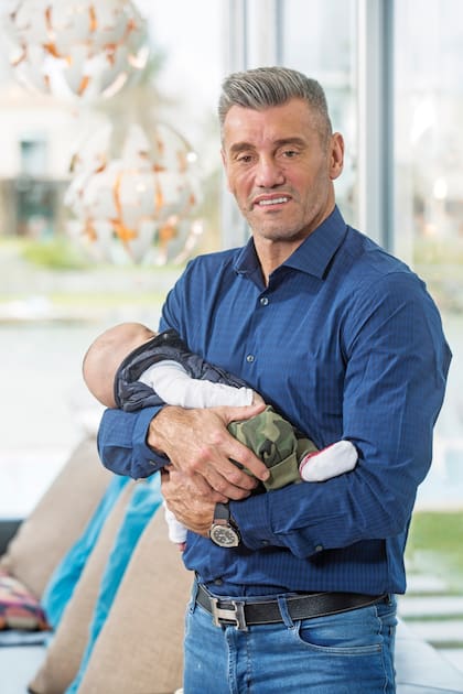 Abuelo feliz y orgulloso, Goyco posa con Valentín, que nació el 16 de junio y pesó 3,700 kilogramos.