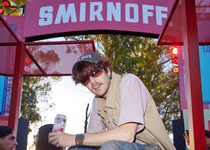 Goyo Degano, cantante de Bándalos Chinos, en stand de Smirnoff en Primavera Sound.