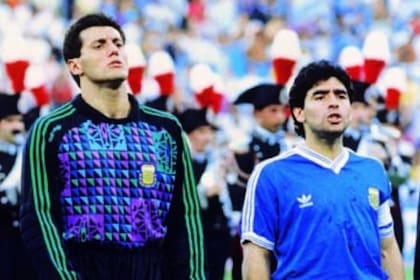 Goyocochea junto a Maradona minutos antes de la final con Alemania, en el recordado momento de tensión durante el Himno