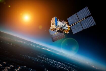 GPS es una red de satélites que rodea la Tierra, y transmiten su posición; el receptor usa esos datos para triangular su posición
