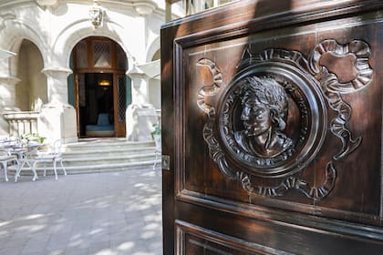 Grabados que aluden a la "Divina Comedia" en las puertas de madera