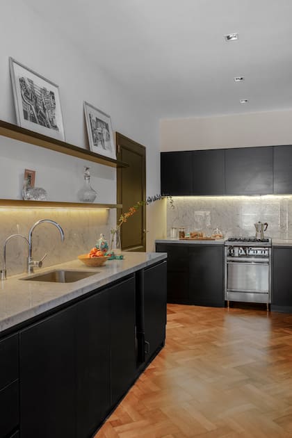 Grabados y xilografías originales en una cocina que no se percibe como un lugar exclusivamente de servicio.