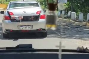 Grabaron a un juez penal juvenil llevando su hija en el baúl del auto.