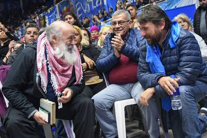 Grabois, el sábado, en el congreso del Movimiento Evita, junto al líder de esa agrupación, Emilio Pérsico, y a Juan Carlos Alderete (jefe de la Corriente Clasista y Combativa)