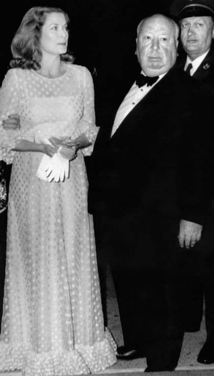 Grace Kelly junto a Alfred Hitchcok, quien la dirigió en tres películas: Crimen Perfecto (1954), La ventana indiscreta (1954) y Para atrapar al ladrón (1956) 